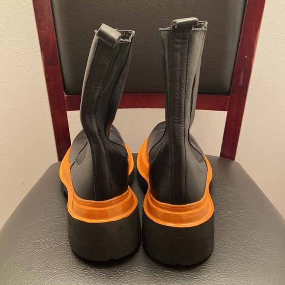 NEW STEVE MADDEN Buxton Black Leather Orange Lug Sole Boot Size 37 US 6 1/2 - Picture 3 of 4